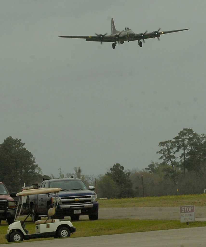 Rare B17 bomber enters the sky at Jasper Air Show