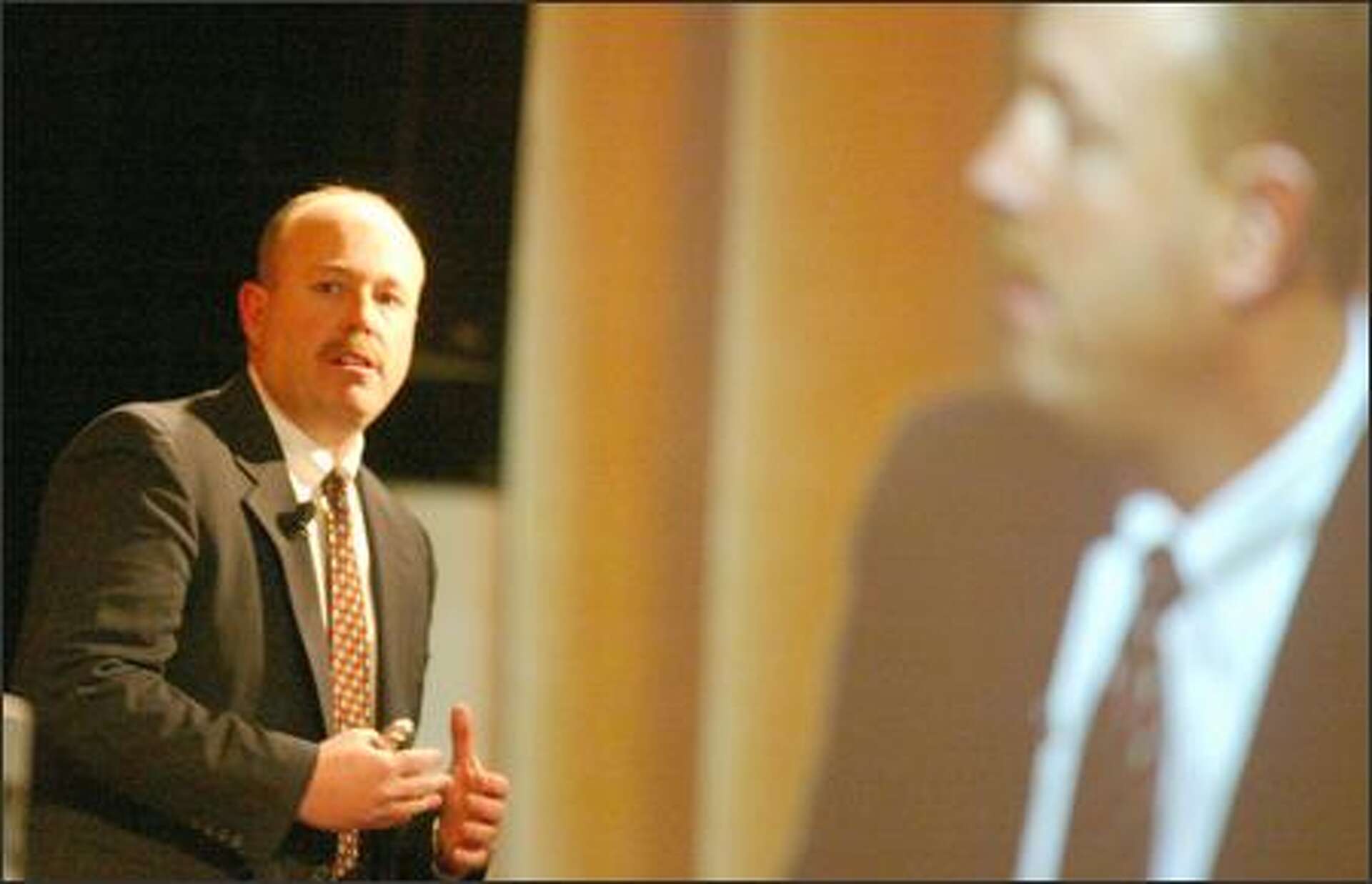 Microsoft chief operating officer sees similarities with WalMart