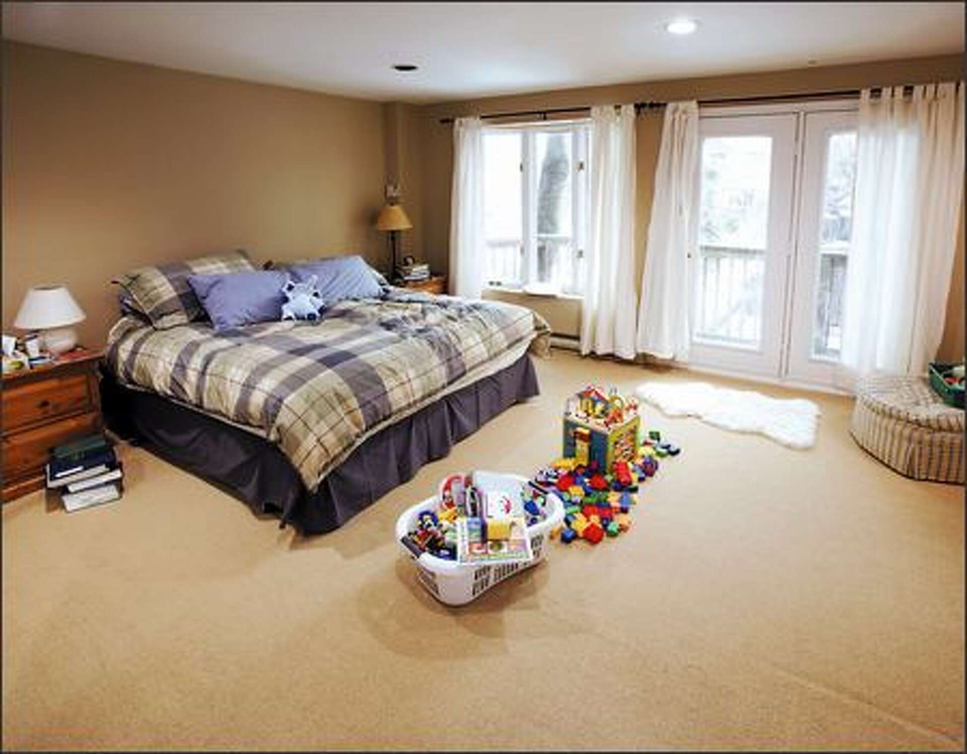 Divine Design: Boring master bedroom gets a strong dose of style, image size:1920x1498