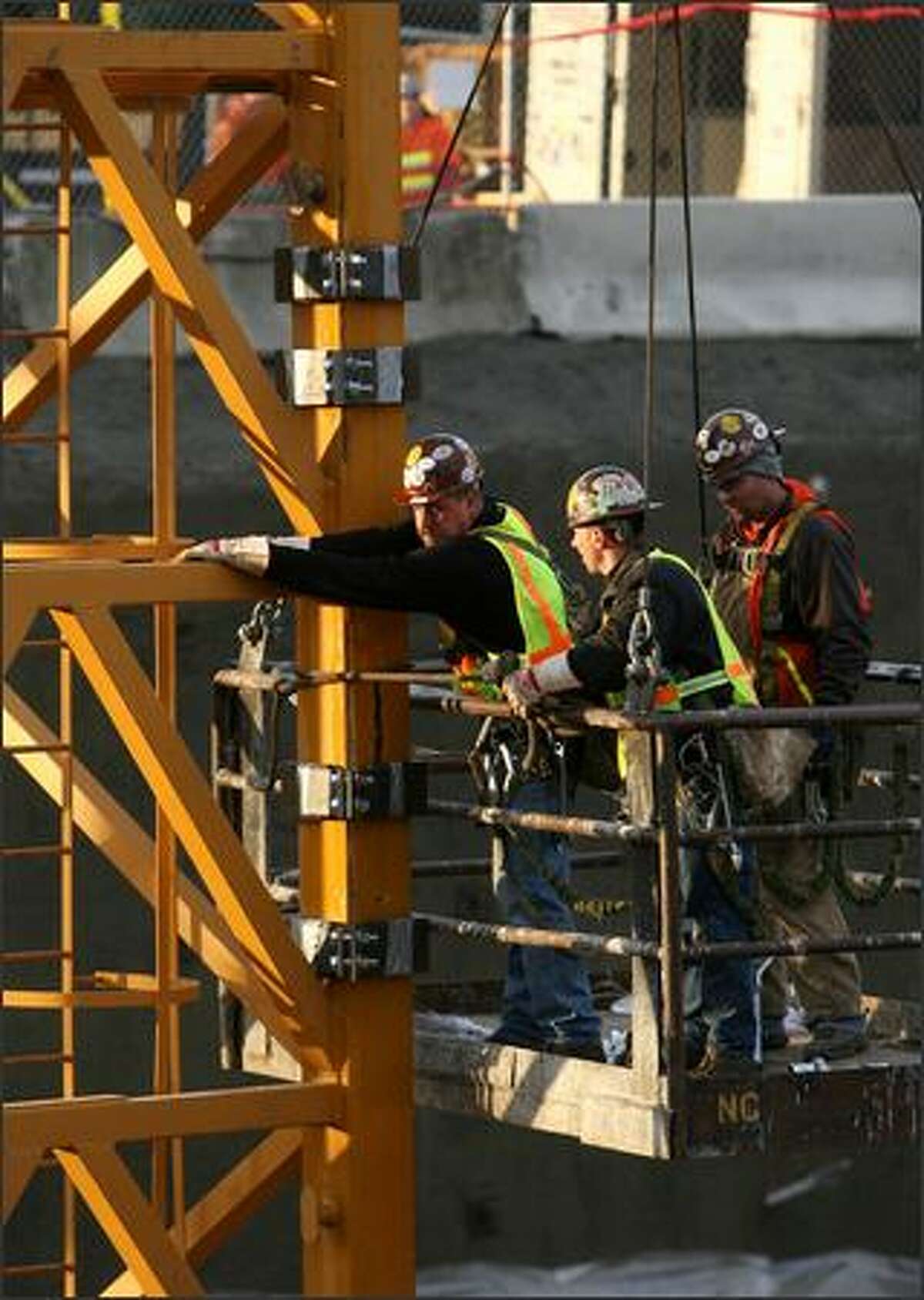 Crane dismantled after cracks found