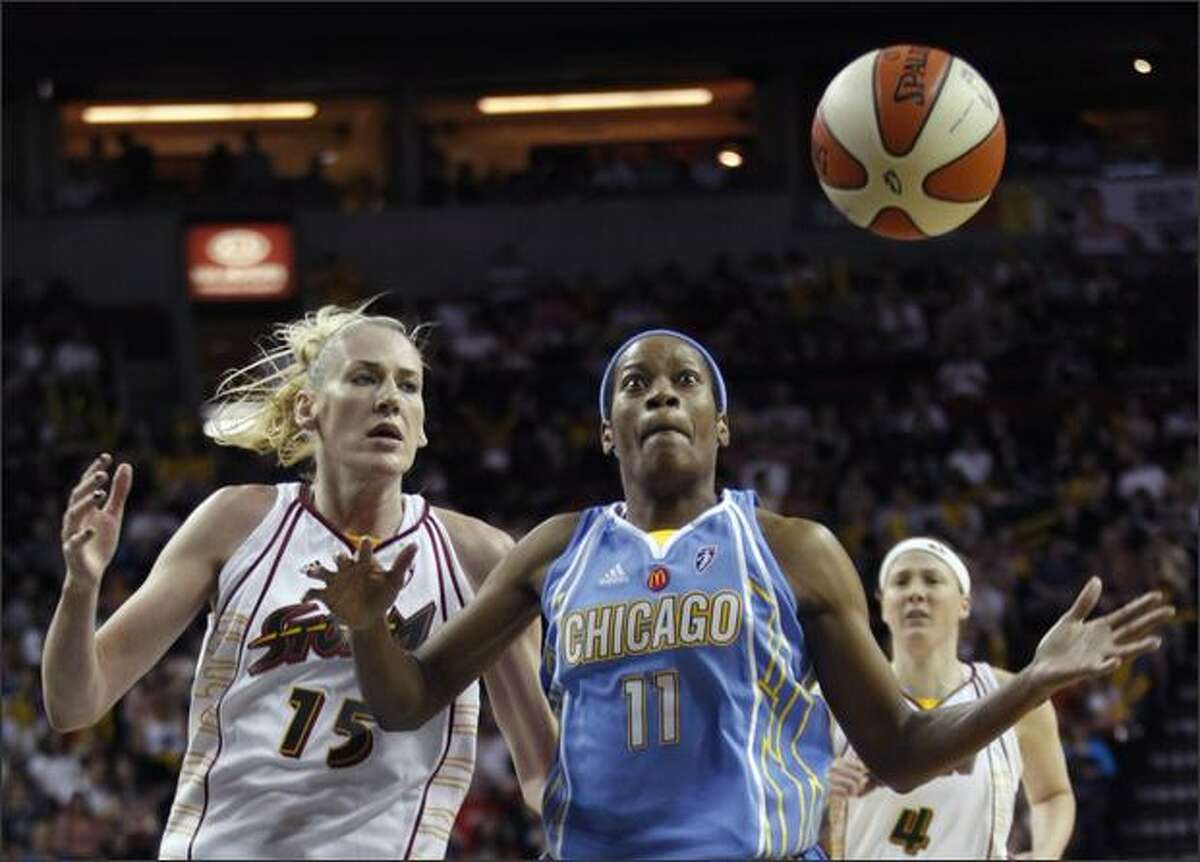 Chicago's Jia Perkins loses control of the ball as she drives to the basket while Lauren Jackson, left, defends in the second quarter.