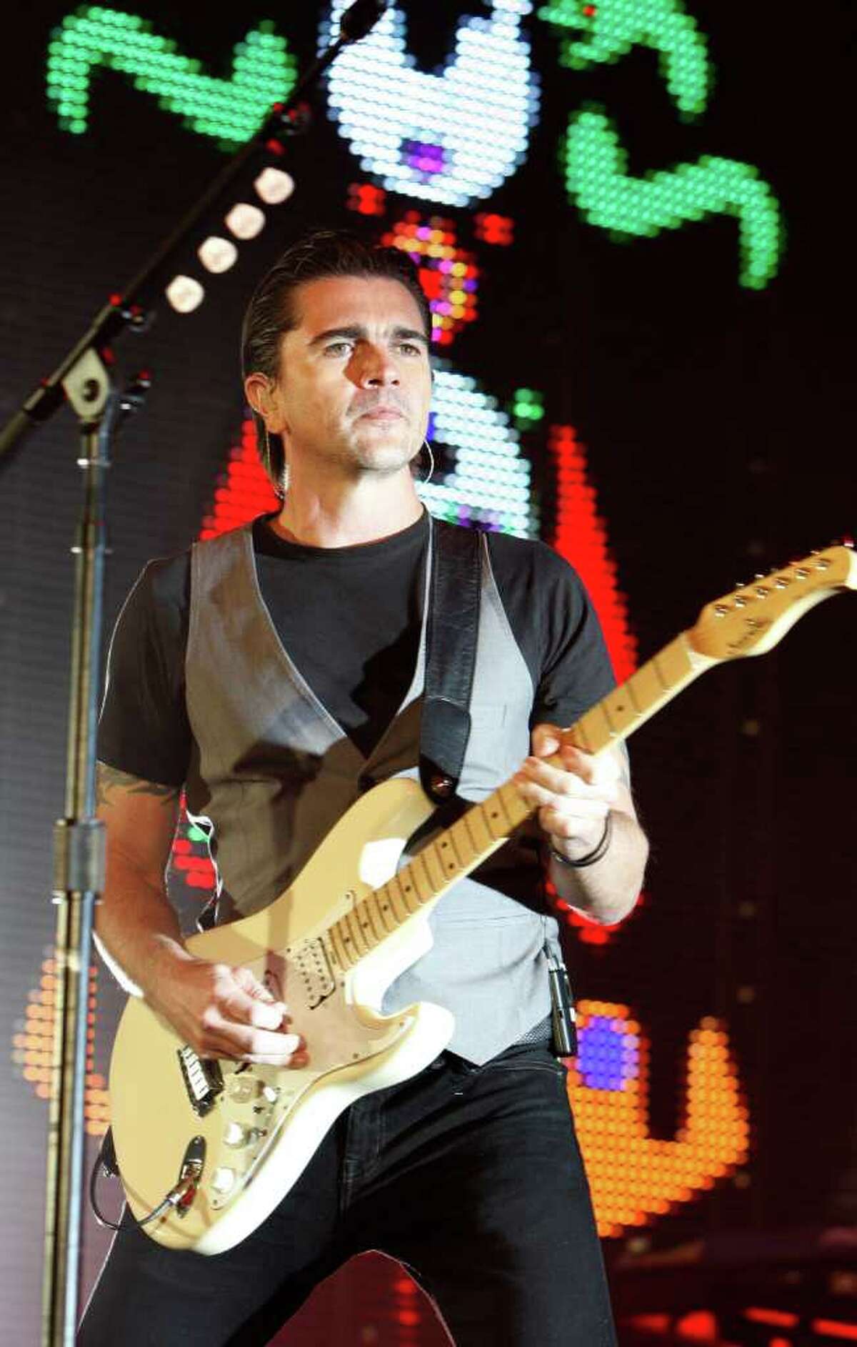 Small crowd, big audience for Juanes