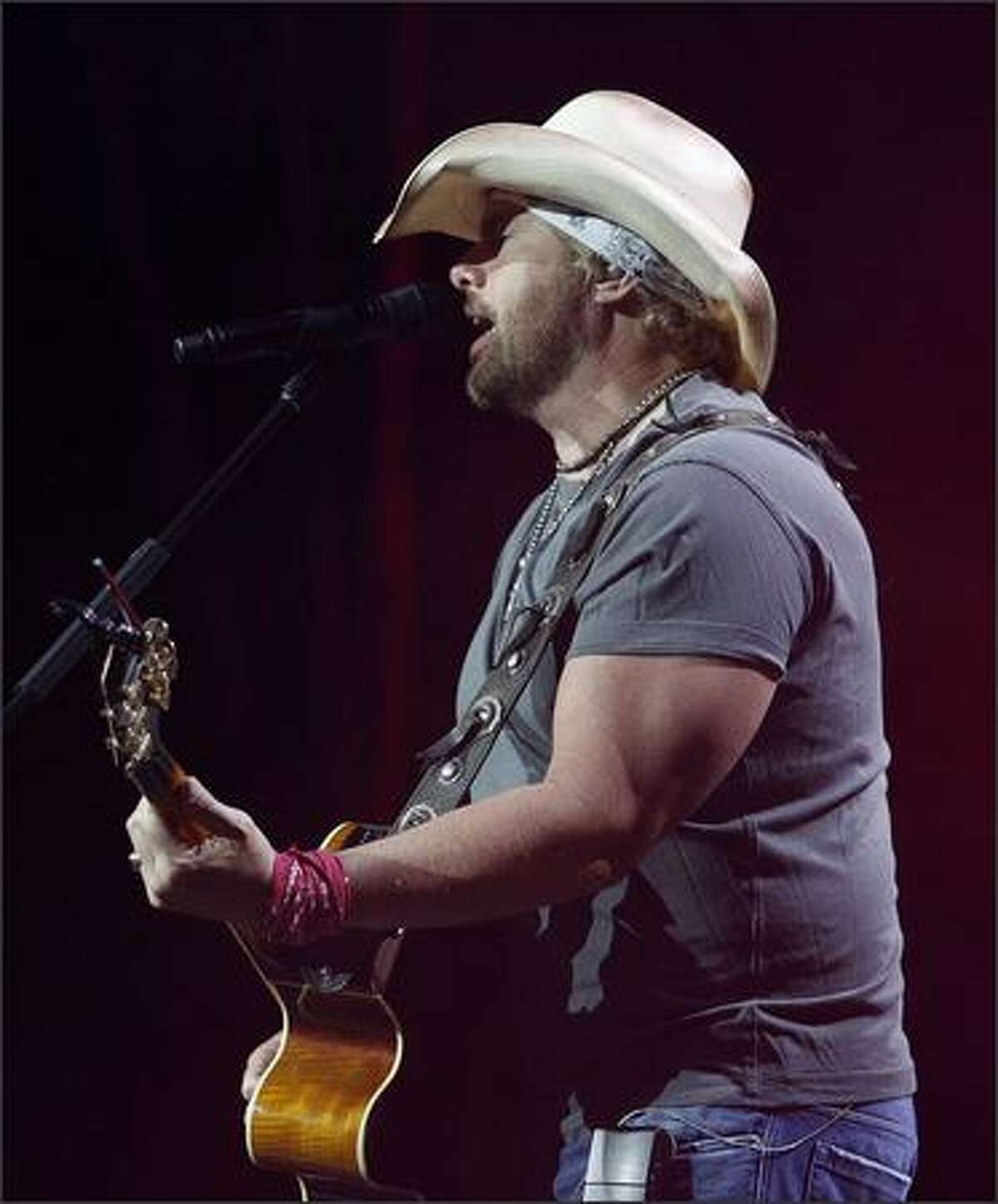 Toby Keith sings at the White River Amphitheatre.