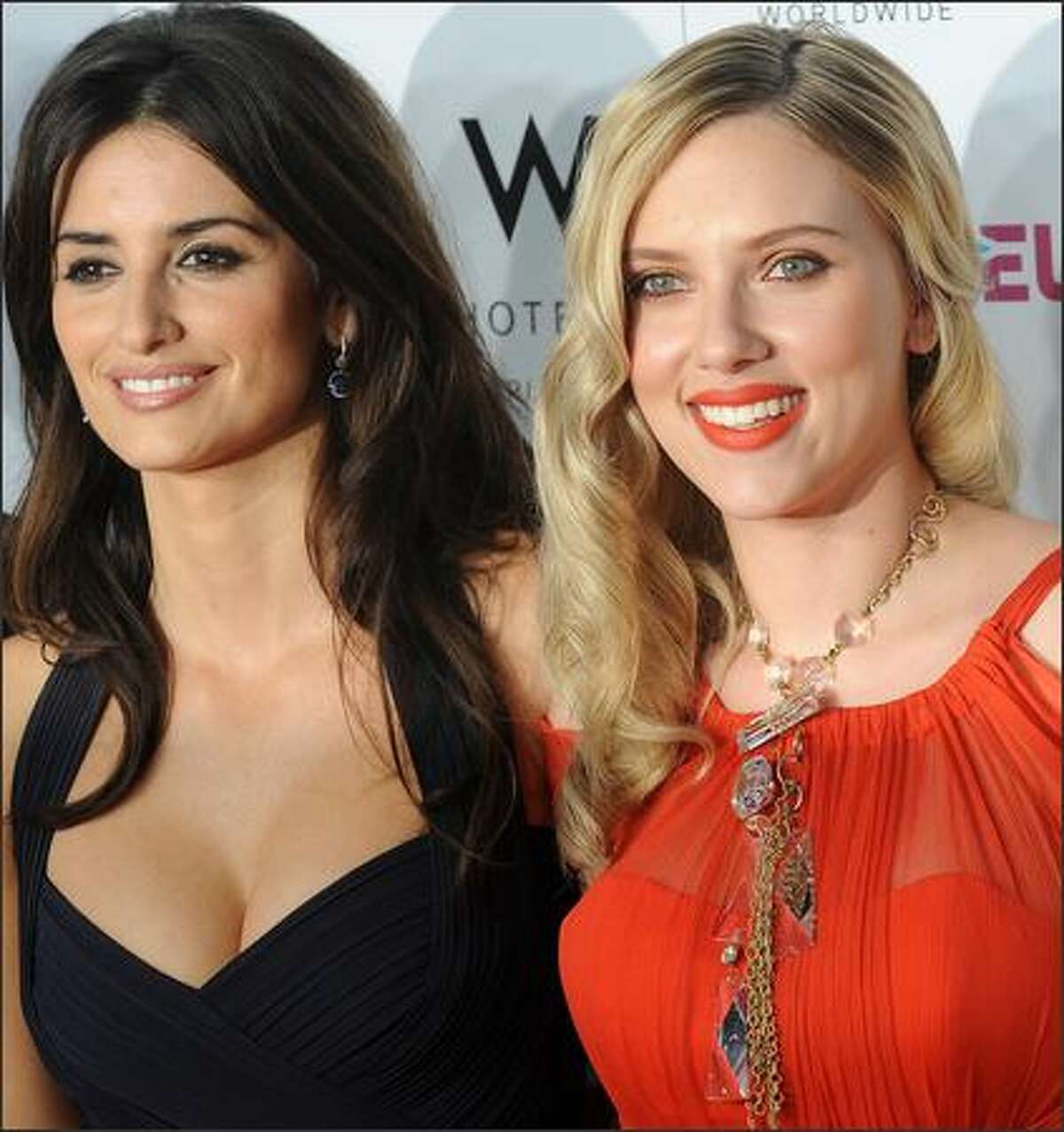 Cast members Penelope Cruz (L) and Scarlett Johansson arrive for the Los Angeles premiere of Vicky Cristina Barcelona at the Mann Village Theatre in Los Angeles.