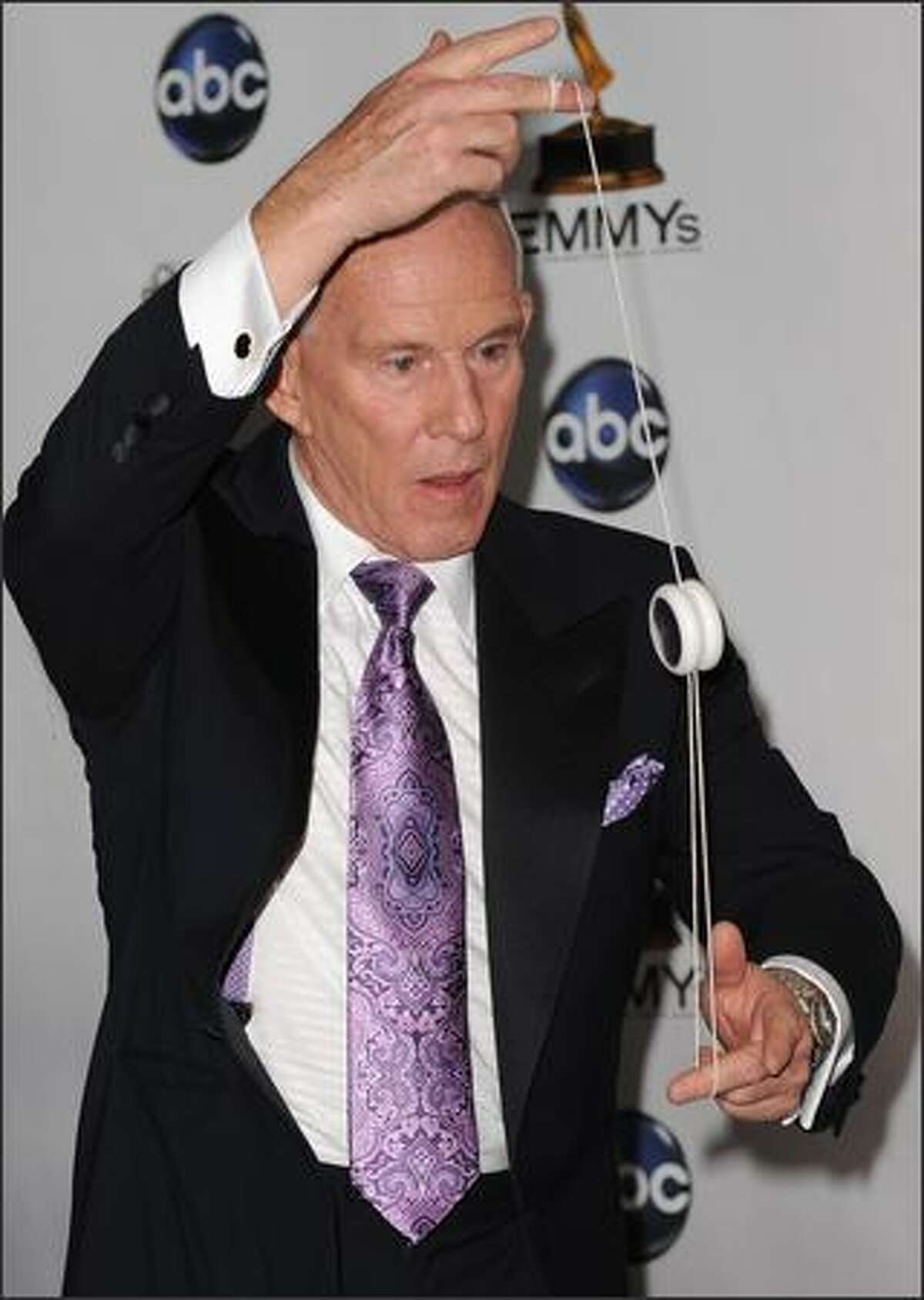Comedian Tommy Smothers shows off his yo-yo skills in the press room at the 60th Primetime Emmy Awards at the Noika Theatre in Los Angeles on September 21, 2008. AFP PHOTO Robyn BECK