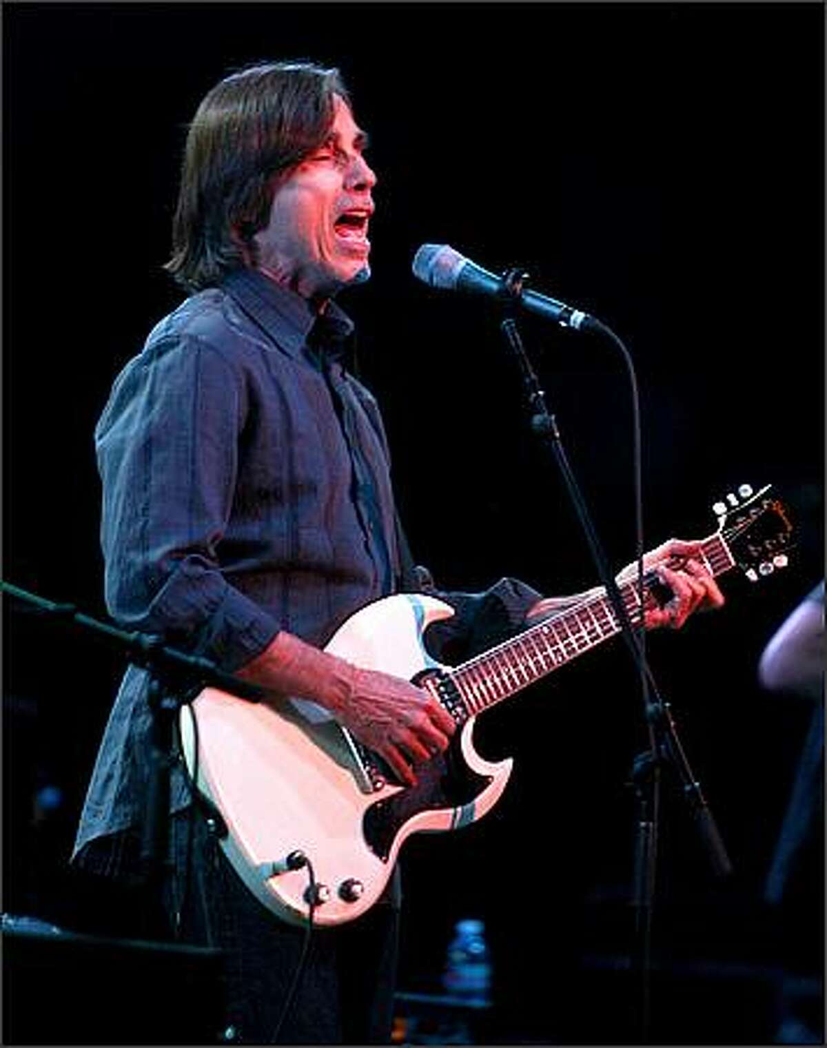 Jackson Browne belts out a song.