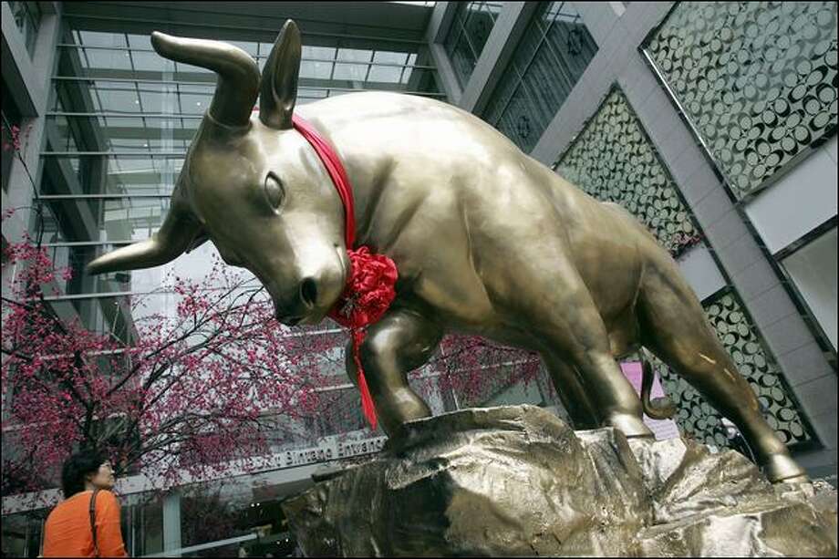 chinese new year ox statue