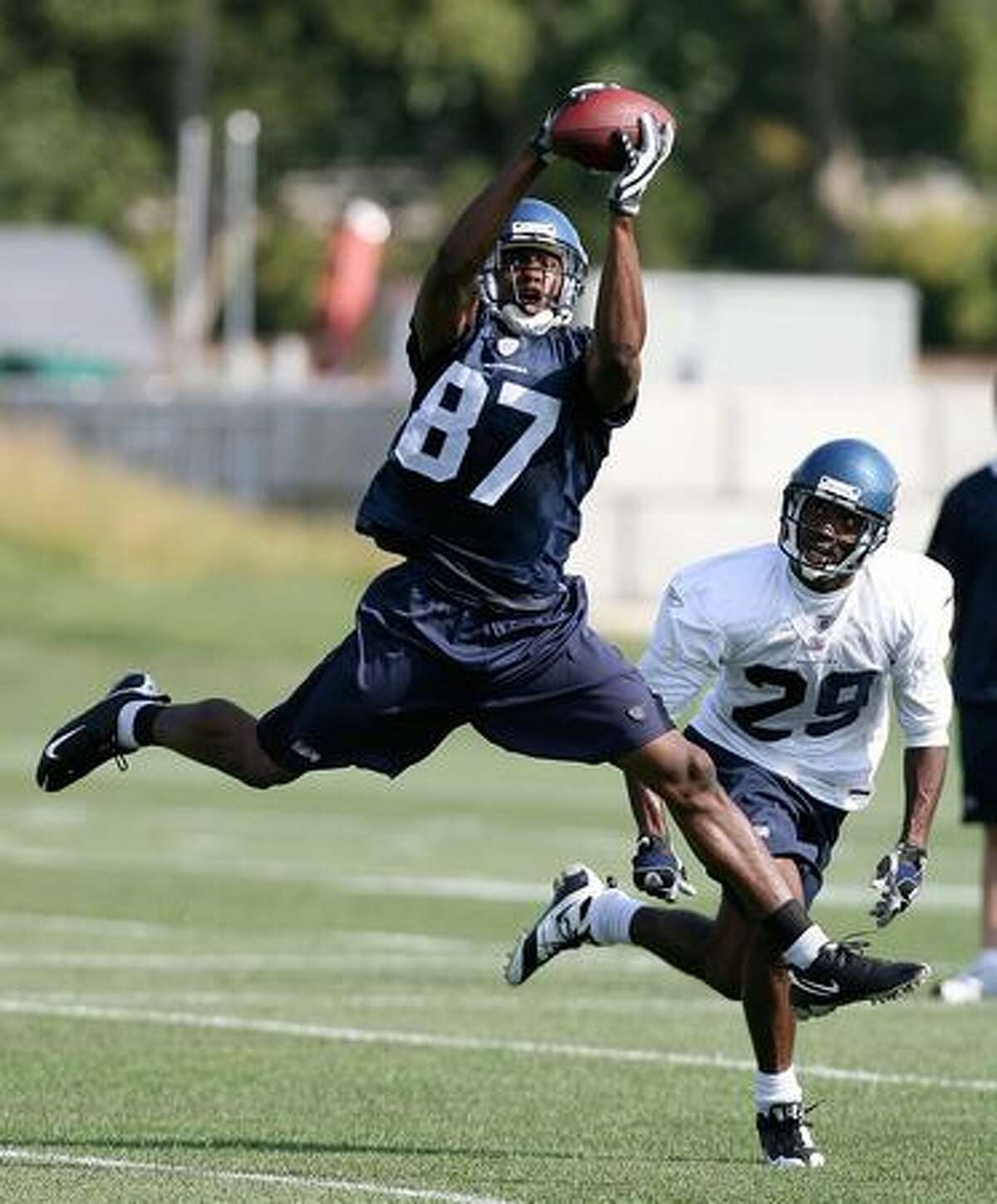 Wide receiver Ben Obomanu makes a leaping catch against Marquis Floyd on Friday.