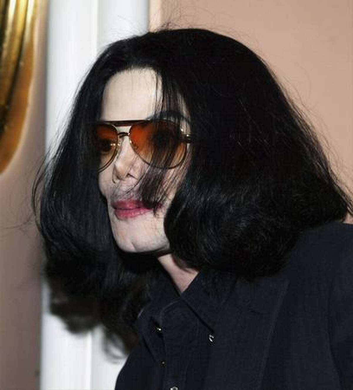 Singer Michael Jackson attends the Light the Way for Lupus Los Angeles benefit at the Beverly Hills Hotel October 1, 2003 in Beverly Hills, California.
