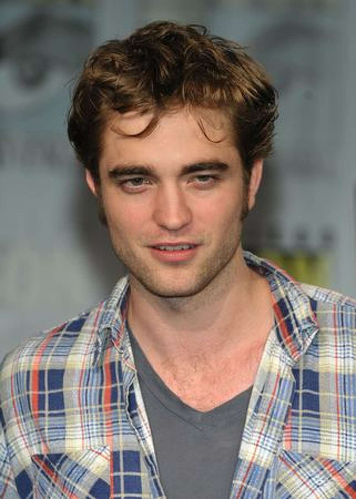 Actor Robert Pattinson speaks at "The Twilight Saga: New Moon" press conference during Comic-Con 2009 held at San Diego Convention Center in San Diego, California.