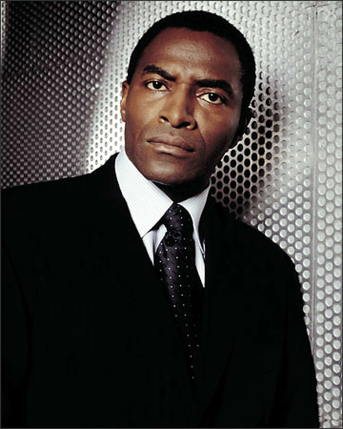 Sydney's one-time partner, Marcus Dixon (Carl Lumbly), has moved up the ladder at the CIA.