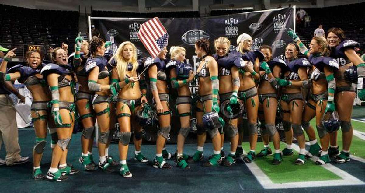 The Seattle Mist poses for a team photo after the 20-6 Seattle Mist win over the San Diego Seduction at the ShoWare Center in Kent, Wash. (Sept. 11, 2009) (Photo by Cliff DesPeaux/seattlepi.com)