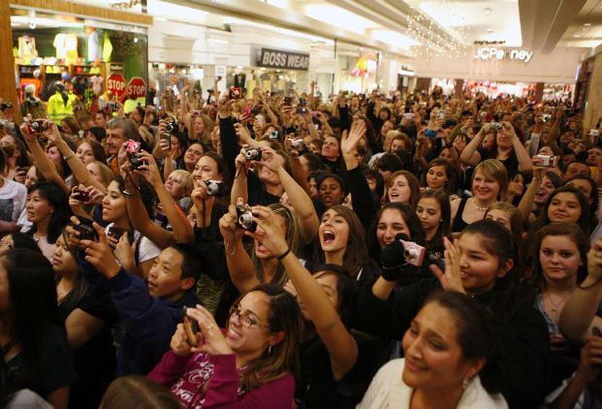 'New Moon' stars at Southcenter Mall