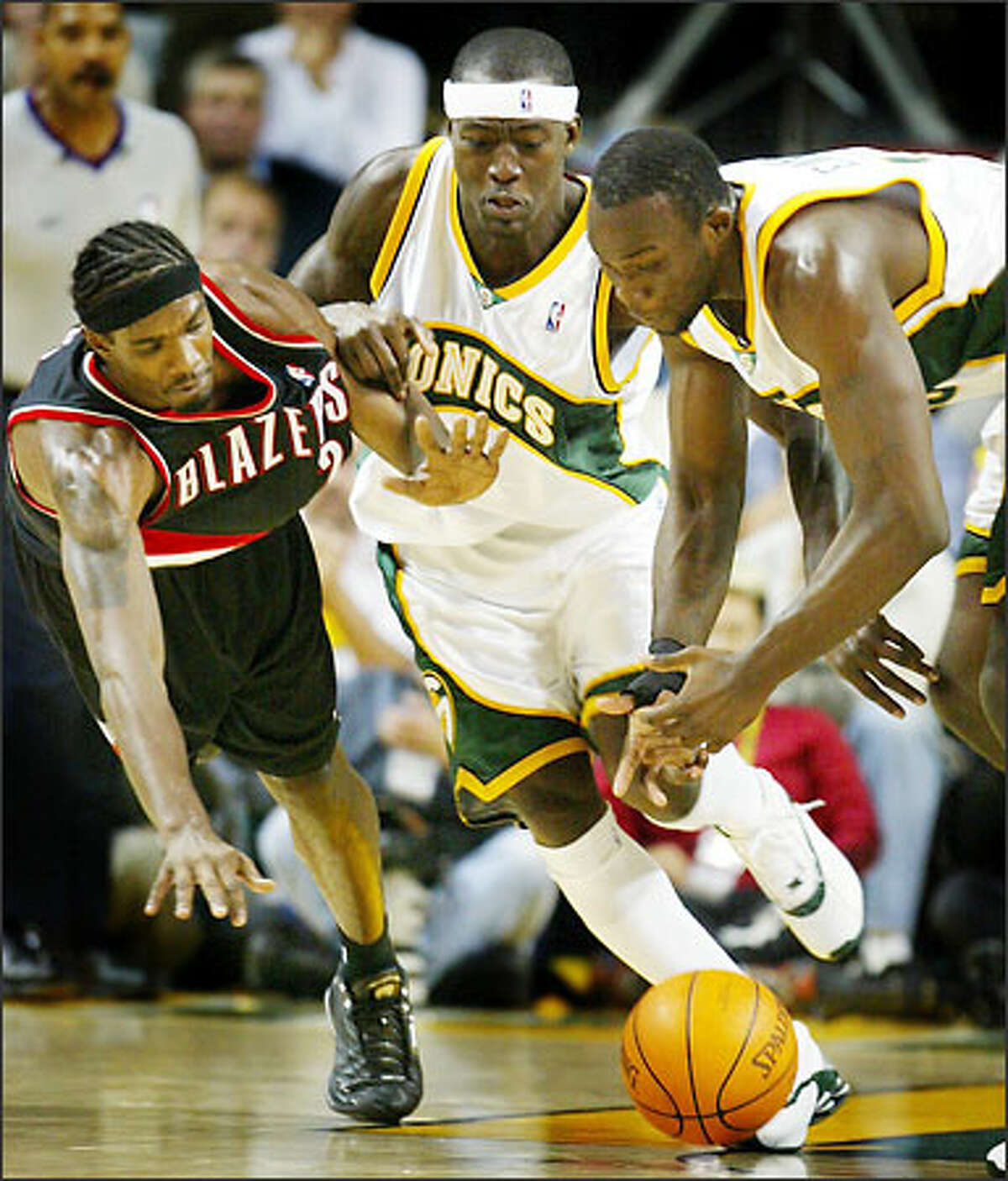 Antonio Daniels and Reggie Evans battle for a loose ball with the Blazers' Jeff McInnis.