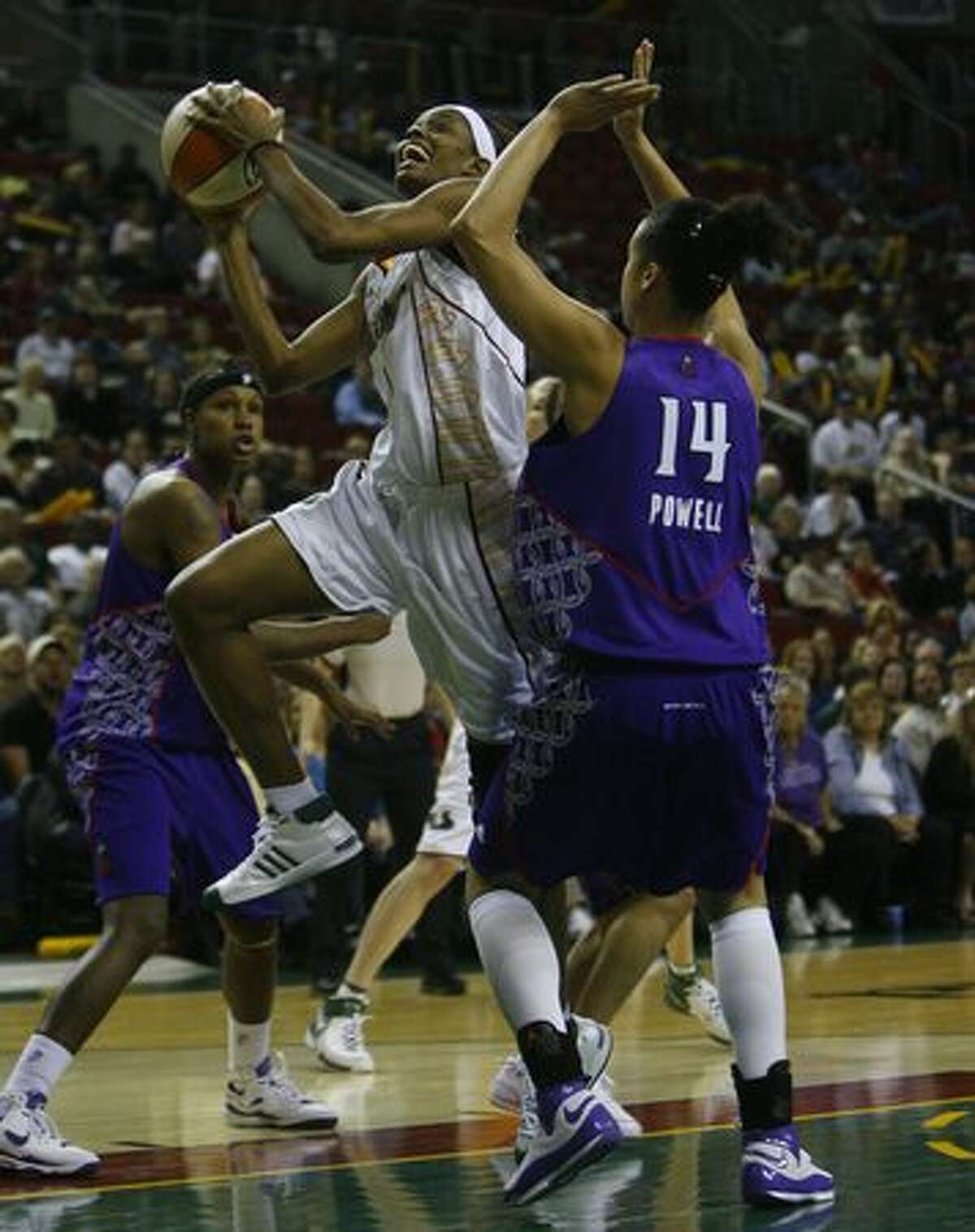 Seattle Storm’s Swin Cash goes to the hoop over Sacramento’s Nicole Powell in game 2 of the regular season at Key Arena in Seattle Tuesday May 20, 2008. (Photo/Seattle Post-Intelligencer, Gilbert W. Arias)