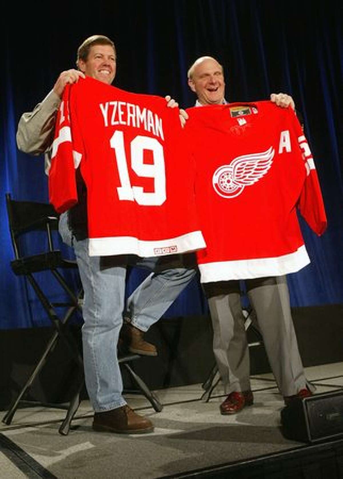 Sun Microsystems CEO Scott McNealy, left, and Ballmer hold up Detroit Red Wings hockey jerseys that they exchanged with each other during a media conference April 2, 2004, in San Francisco. Microsoft and Sun announced they had entered into a broad agreement to enable their products to work better together and to settle all pending litigation between the two companies.