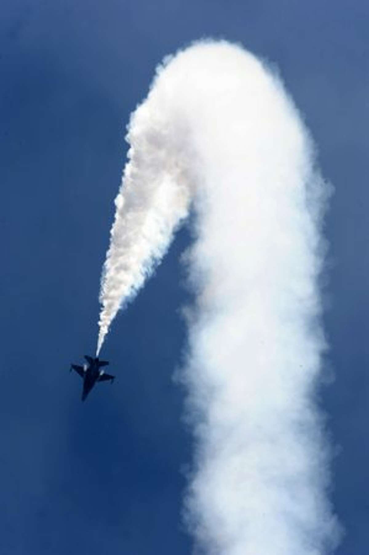 A Republic of Singapore Air Force F-16 performs during a flight display at the Singapore Airshow 2010 on Feb. 2, 2010.