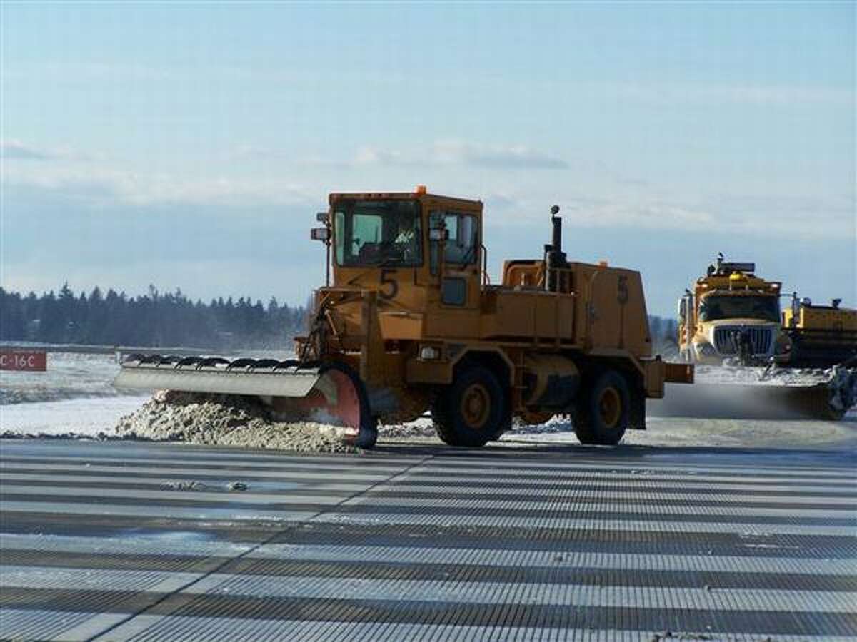 Plows clear snow at Sea-Tac Airport (Perry Cooper/Port of Seattle)