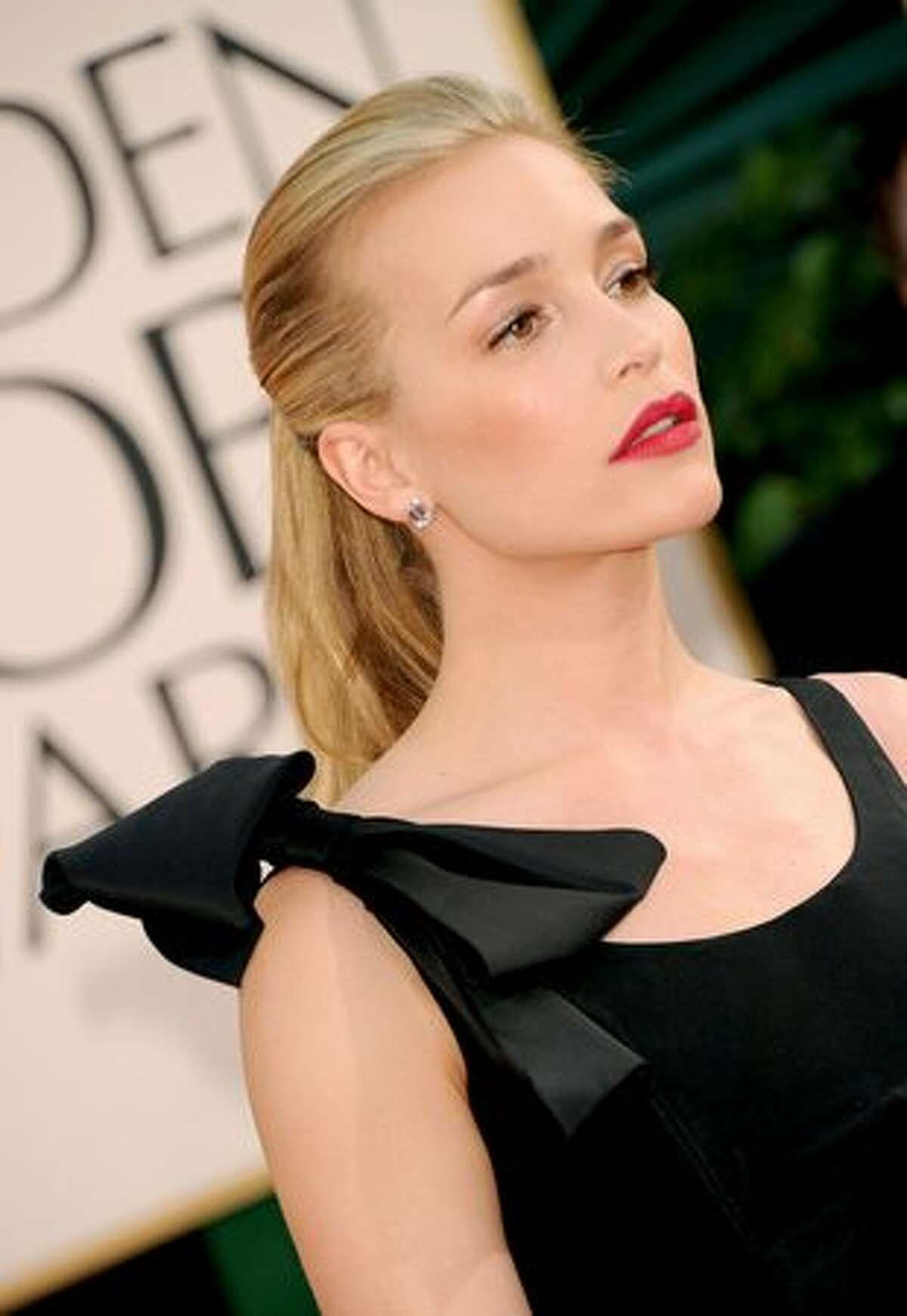 Someone save Piper Perabo (remember "Coyote Ugly"?) from the huge bow threatening to eat her right shoulder. By the way, Piper, huge bows went out of style (thankfully) two or three years ago, We were sorry you reminded us they were ever in style.