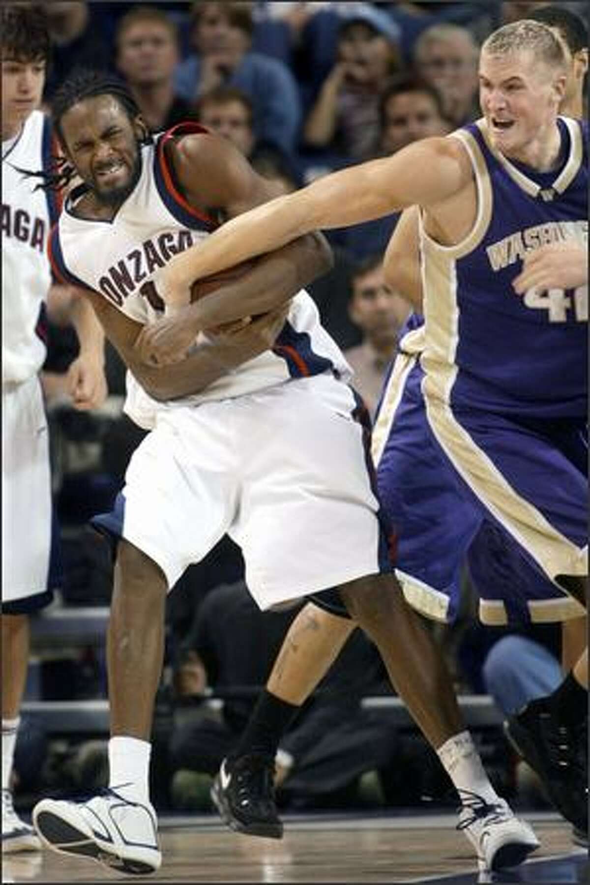 Gonzaga forward Ronny Turiaf and Washington's Mike Jensen wrestle for a rebound in the second half.