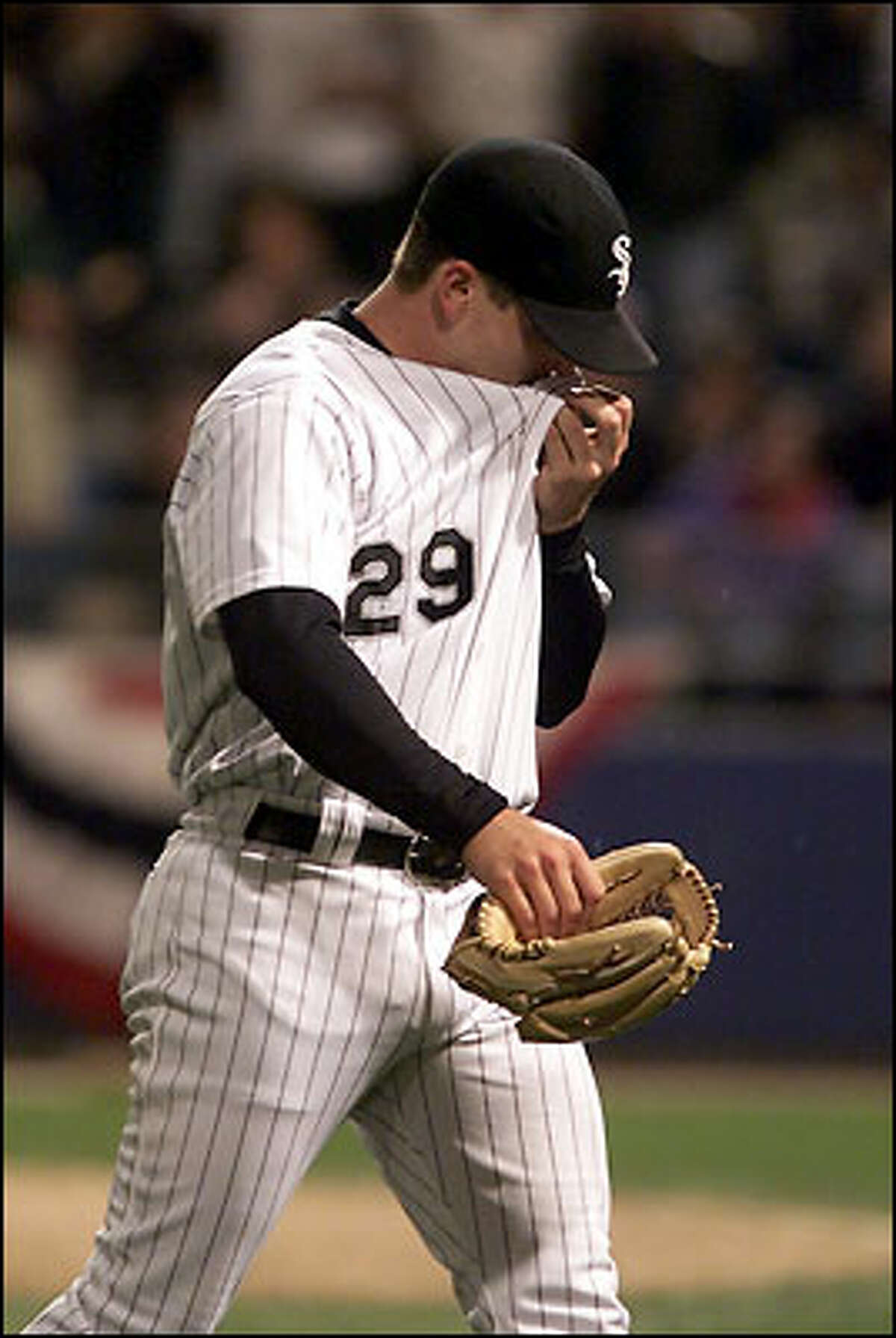 White Sox reliever Keith Foulke leaves the field after giving up three runs in the 10th.