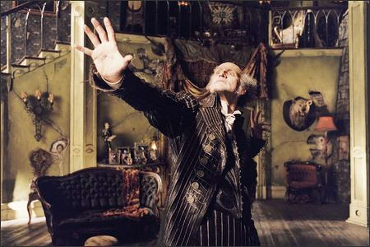 Count Olaf (Jim Carrey), a terrible villain and a worse actor, is determined to swindle the Beaudelaire children out of their family fortune.