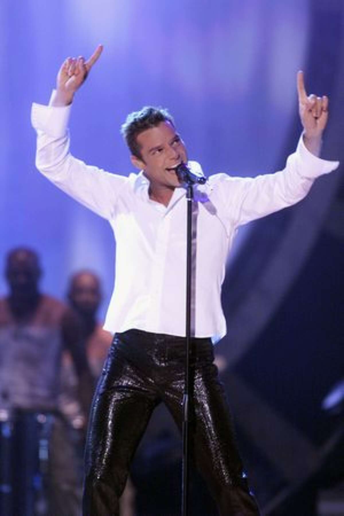 певец штаны