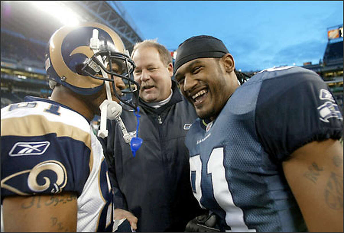 Mike Holmgren talks with Seattle receiver Koren Robinson and Rams wideout Torry Holt.