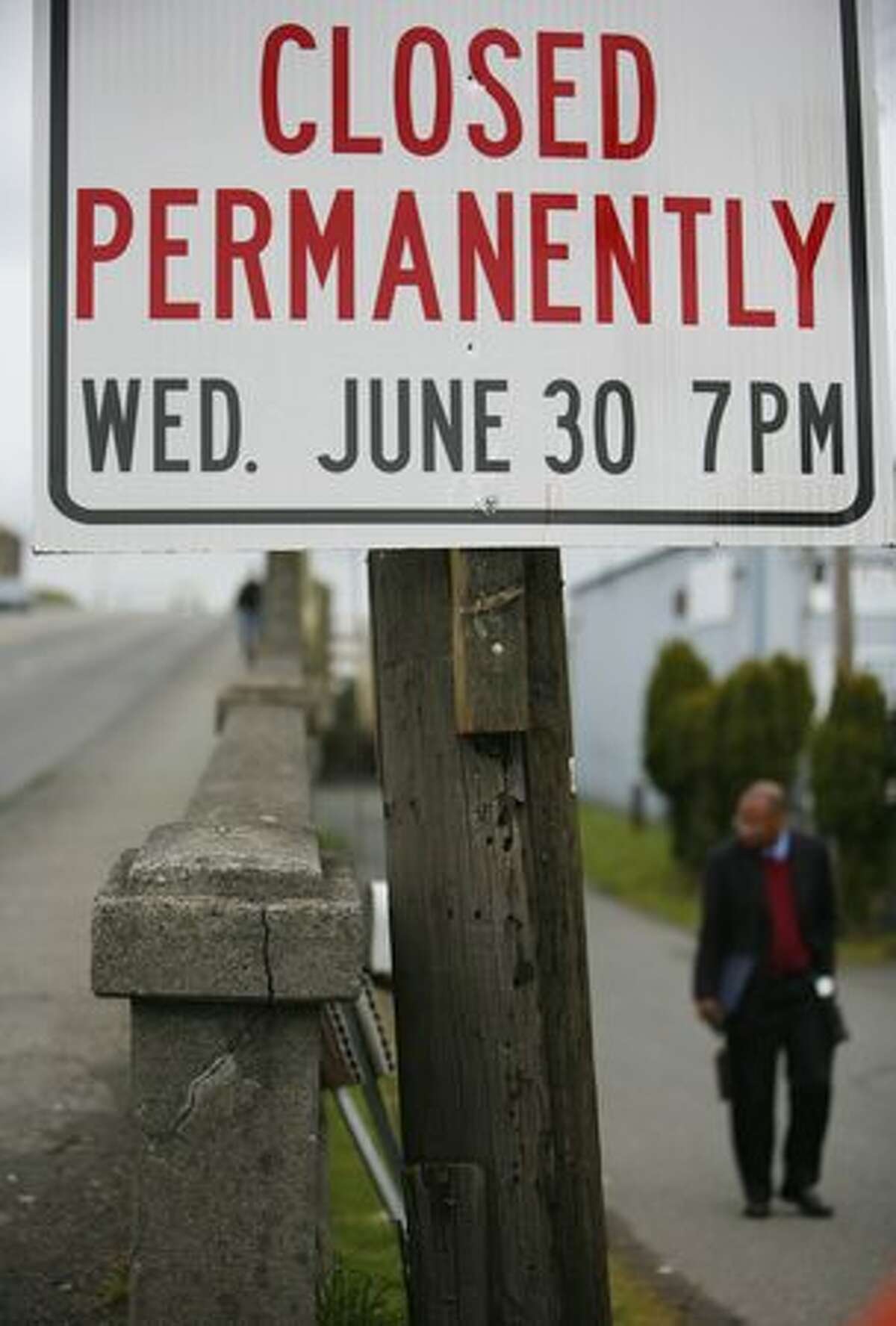 A sign indicates when the South Park Bridge will close.