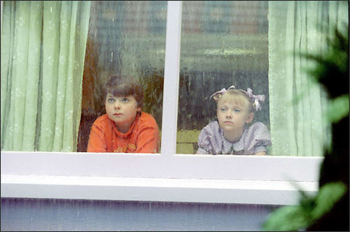 "Too wet to go out and too cold to play ball ..." Conrad (Spencer Breslin) and Sally (Dakota Fanning) were sitting in the house and doing nothing at all.