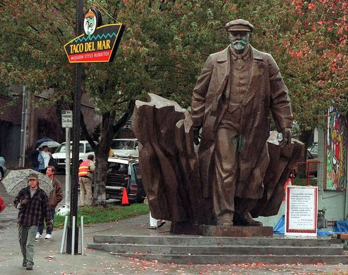 Small group calls for removal of Fremont's Lenin statue