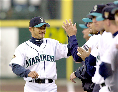 Mariners 2001 All-Stars Reunite 22 Years Later in Front of Seattle Crowd