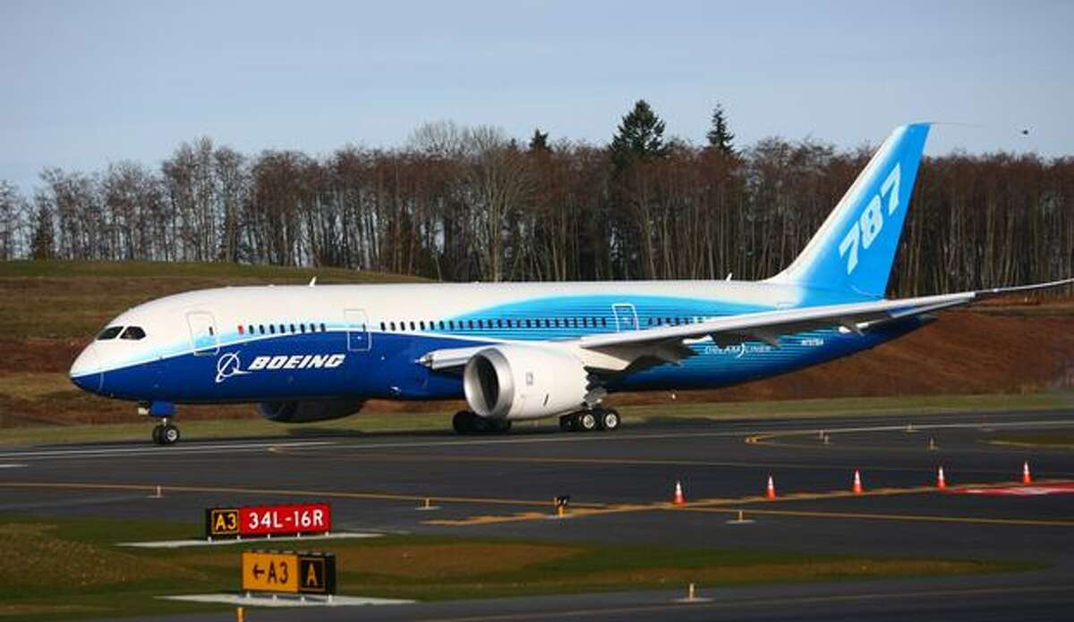 A Boeing 787 performs a touch-and-go and two missed approaches at Paine Field on Sunday, March 20, 2011 in Everett.