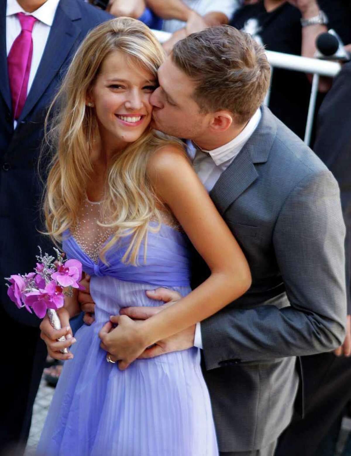 Singer Michael Buble weds TV star Luisana Lopilato