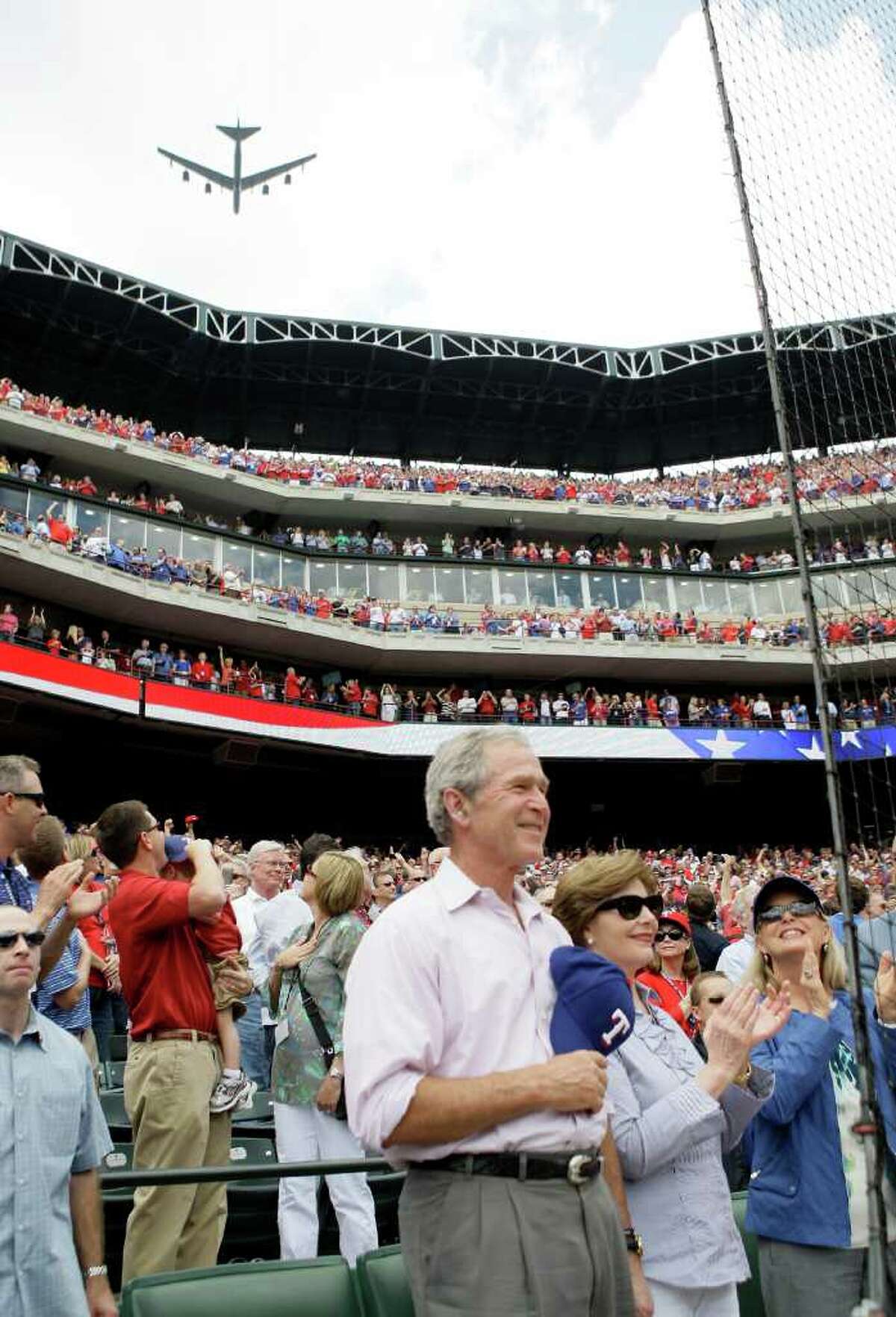 Rangers rally late to get past Red Sox
