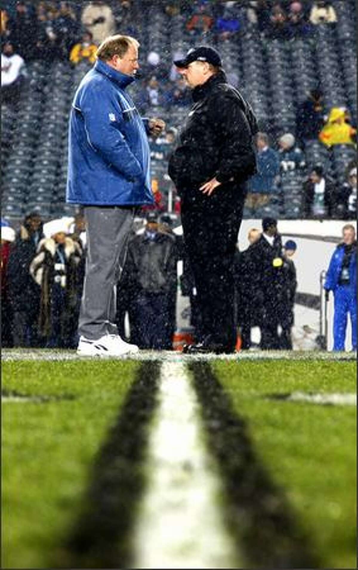 Mike Holmgren and his former assistant Andy Reid, right, now Eagles head coach, meet before the game Monday in Philadelphia.