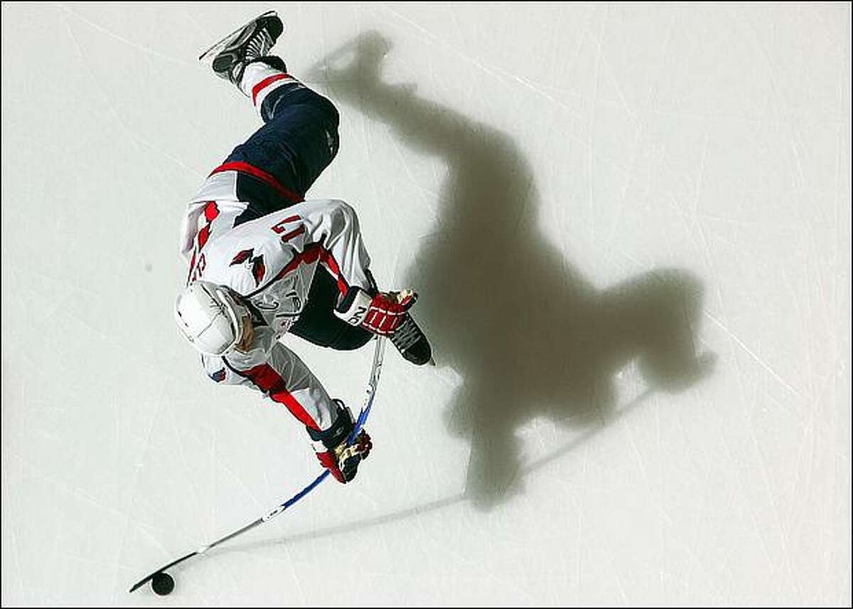 Chris Clark #17 of the Washington Capitals warms up before playing the New York Islanders at Nassau Coliseum in Uniondale, New York. (Photo by Jim McIsaac/Getty Images)