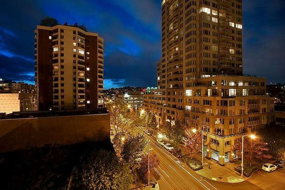 What is the market like for condos in Seattle that are listed around $400,000? Here are four condos in four diverse locations around the area. This $389,000 home at 121 Vine St, 705 near Belltown has two bedrooms and 1.75 bathrooms. Built in 1989, this 1,063 square foot condo has a remodeled kitchen with a wine rack, a bath off the master bedroom and the building has three roof top decks. (Windermere.com) See the listing.