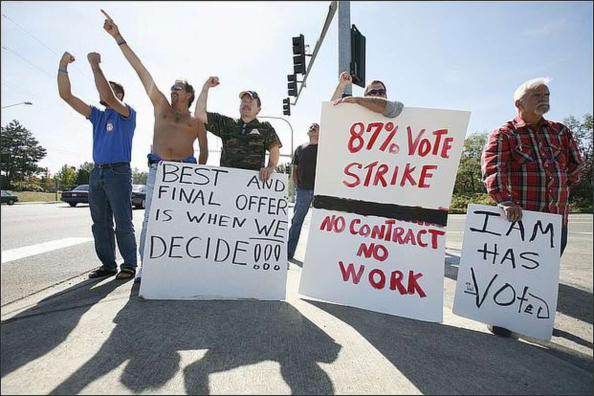Boeing machinists picket at the entrance to Boeing's Everett facility on Thursday, September 4, 2008. (Paul Joseph Brown/Seattle P-I)