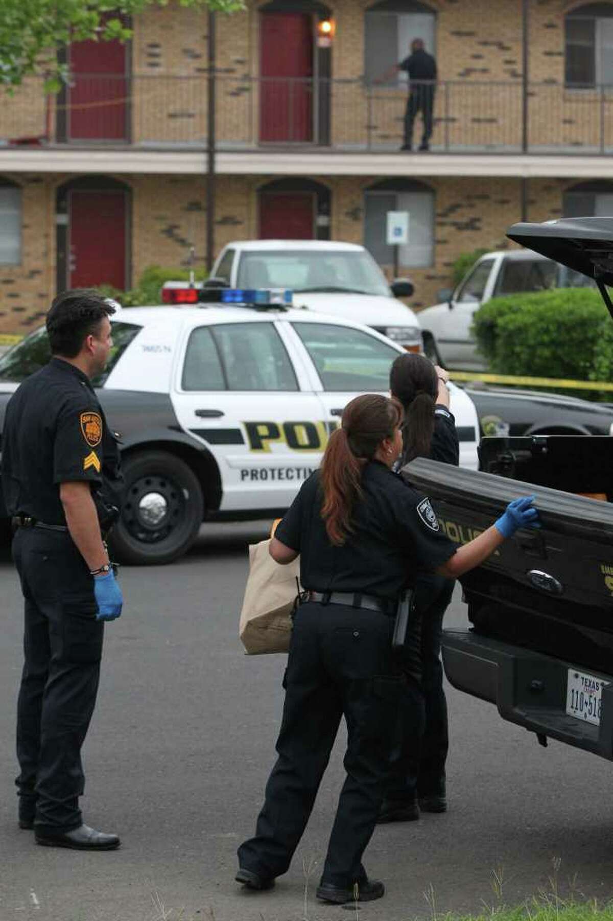 San Antonio police investigate the scene of a stabbing at the Bella Claire apartments at 2618 Nacogdoches Monday morning. Police found a bloody trail from the victim's apartment to a home about two blocks away. (April 4, 2011)