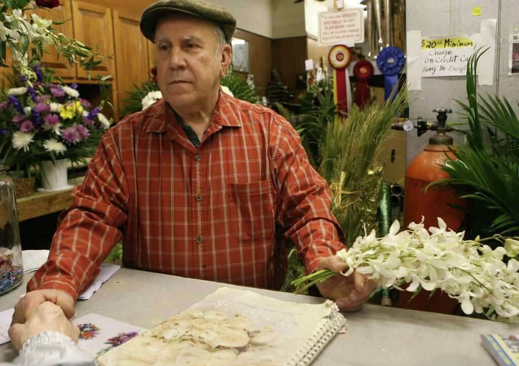 Father And Son Team Run 2 Florist S Connecticut Post Ed Dillon Of Edward Sons Flower And Gift Helps A Customer