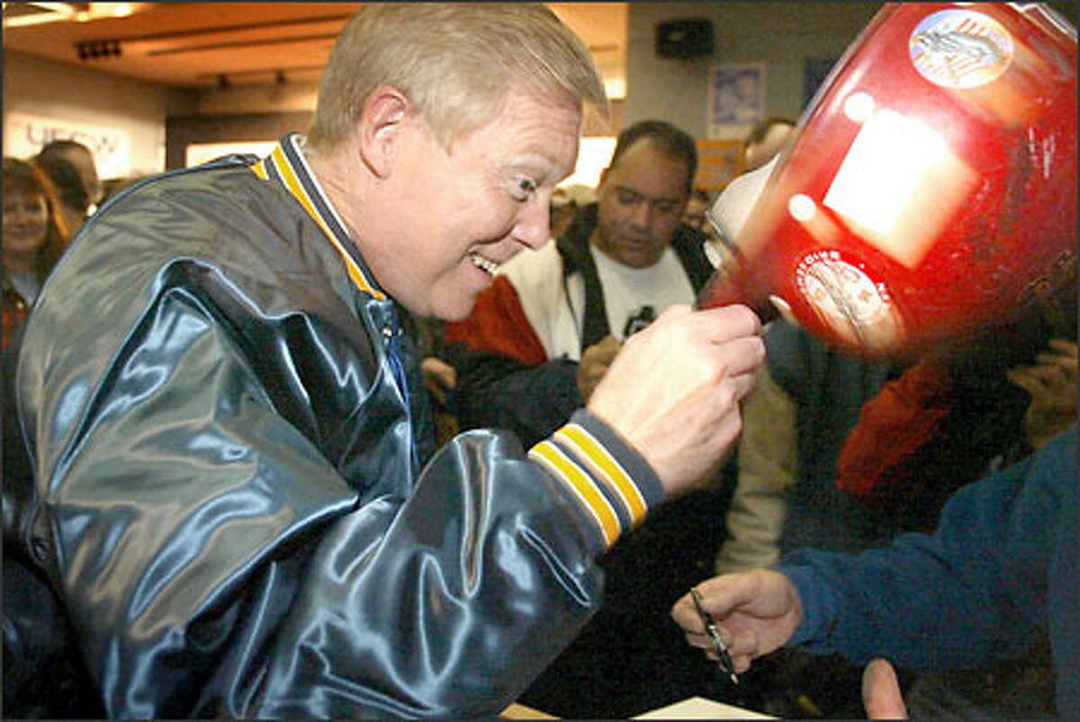 Presidential candidate Dick Gephardt lifts his hat to unionists at the Aerospace Machinists Hall in South Seattle during his visit here yesterday.