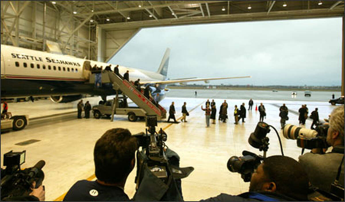 The Seahawks arrive at Detroit Metropolitan Airport's Northwest Airlines hanger on Paul Allen's private jet.