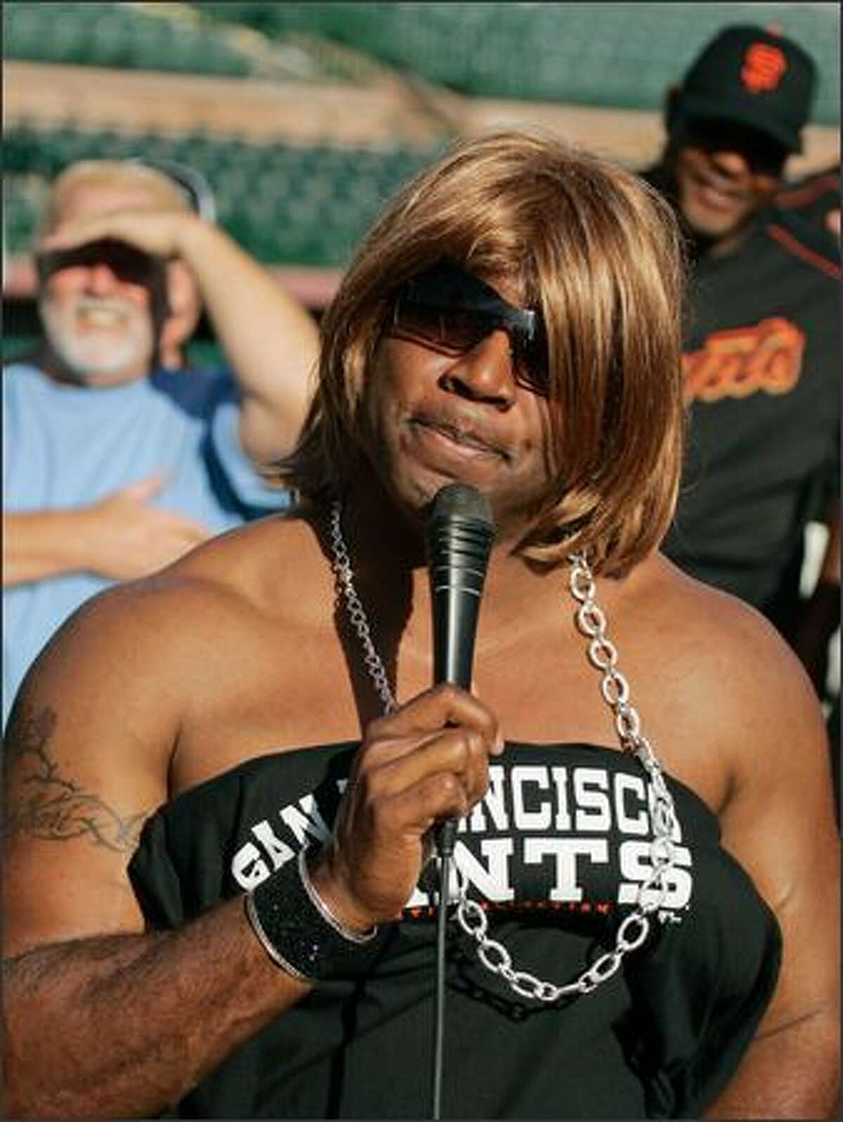 Bold and beautiful Barry Bonds gives Dennis Rodman a run for best baseball player in drag as he impersonates "American Idol's" Paula Abdul during spring training.
