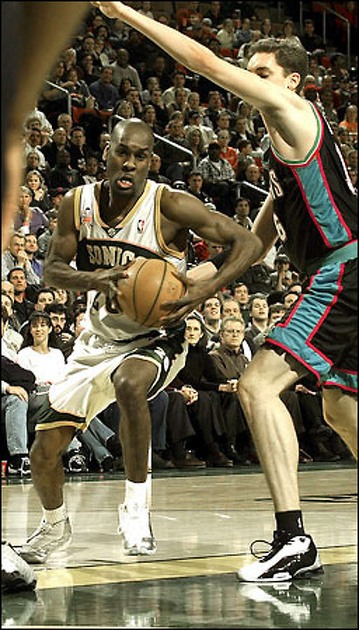 Gary Payton moves to the basket past Pau Gasol in the first half against the Grizzlies. Payton injured his back Monday in a 106-92 victory over Utah.