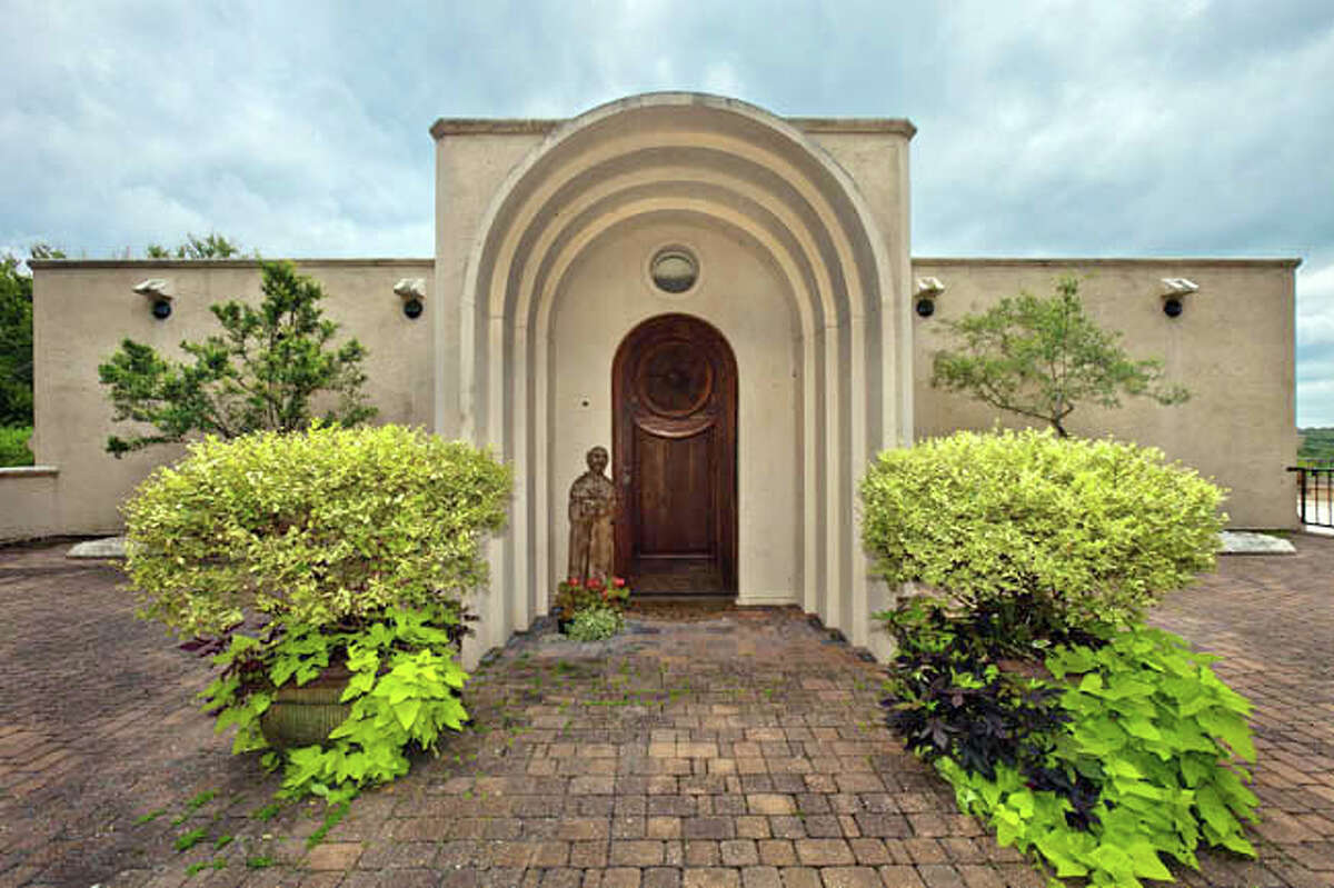 The top floor entrance offers an arched entryway. (Photos by Sally Juvenal/Phyllis Browning Company )