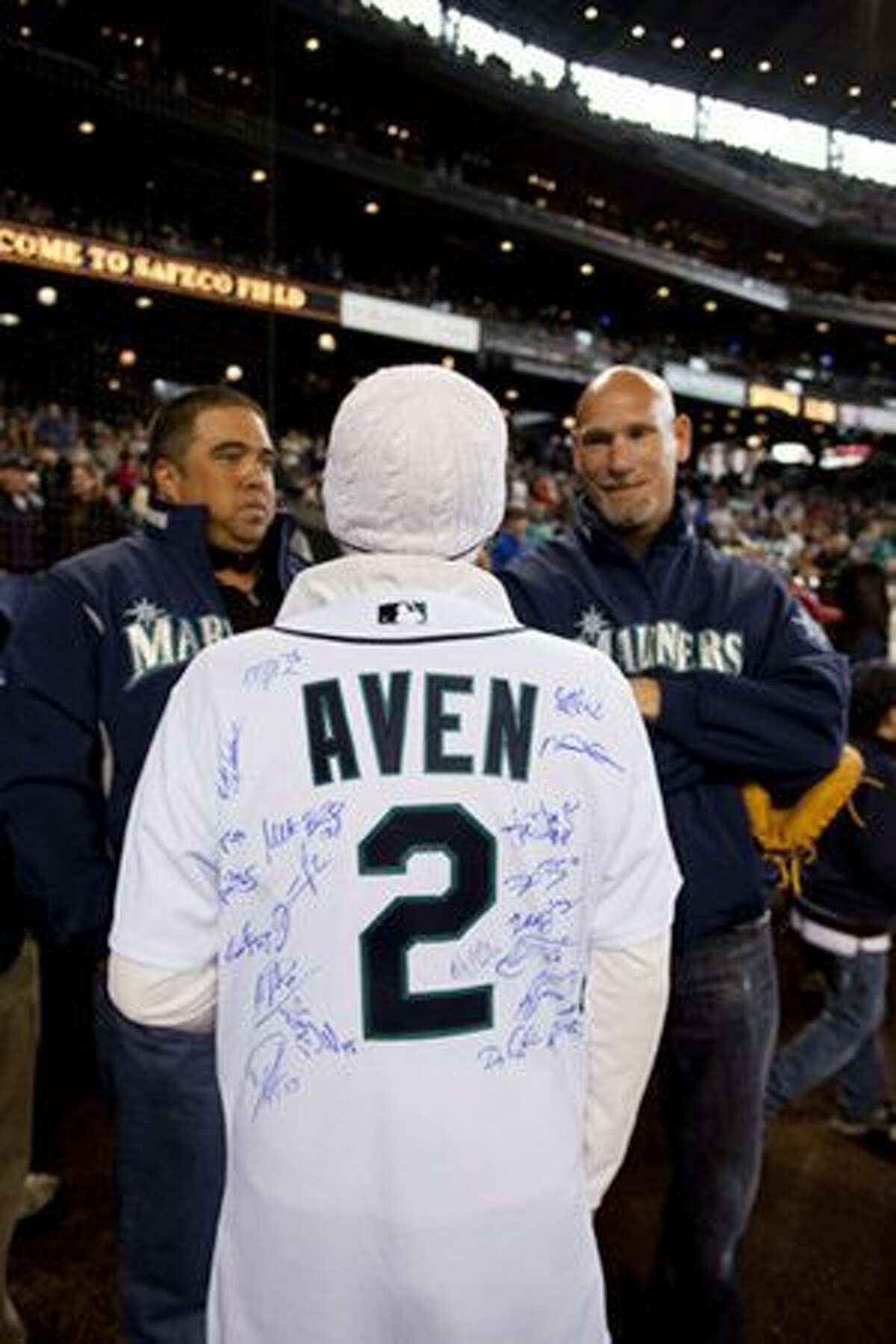 Ashley Aven greets former Mariners star Jay Buhner (right) before throwing out the first pitch at a recent Mariners game.