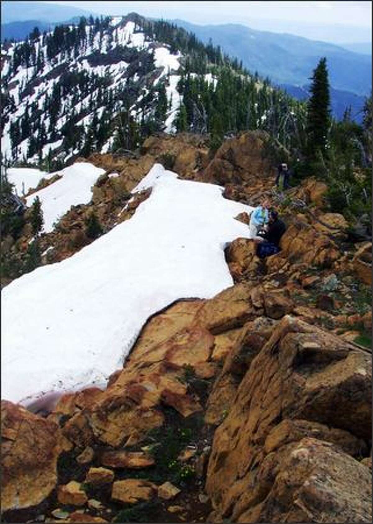 Hikers on the ridge connecting Earl Peak to the Standup Creek Trail.