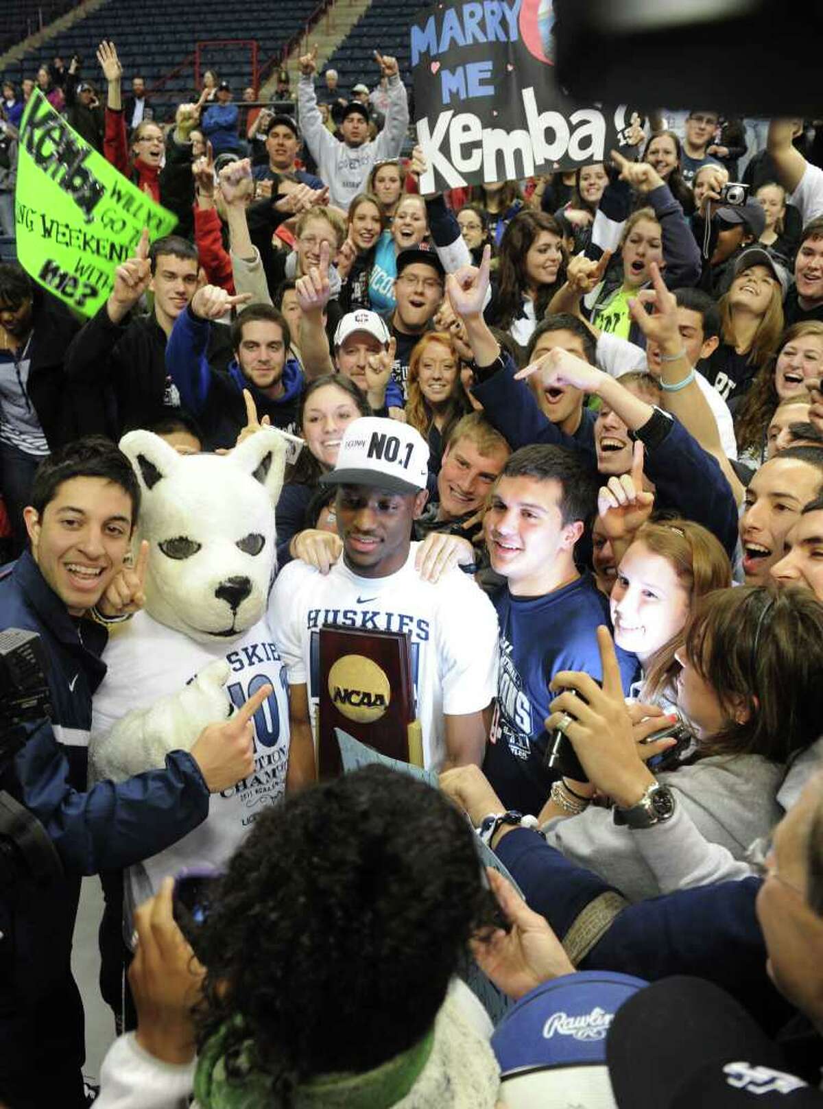 Day of excitement for Calhoun, UConn fans