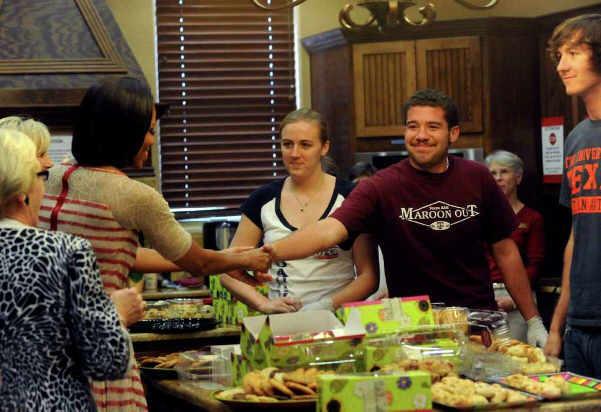 UTSA student Donato Rodriguez (right) shakes hands with First lady Michelle Obama. The students from the Collegiate Entrepreneurs’ Association cooked brisket and sausage.